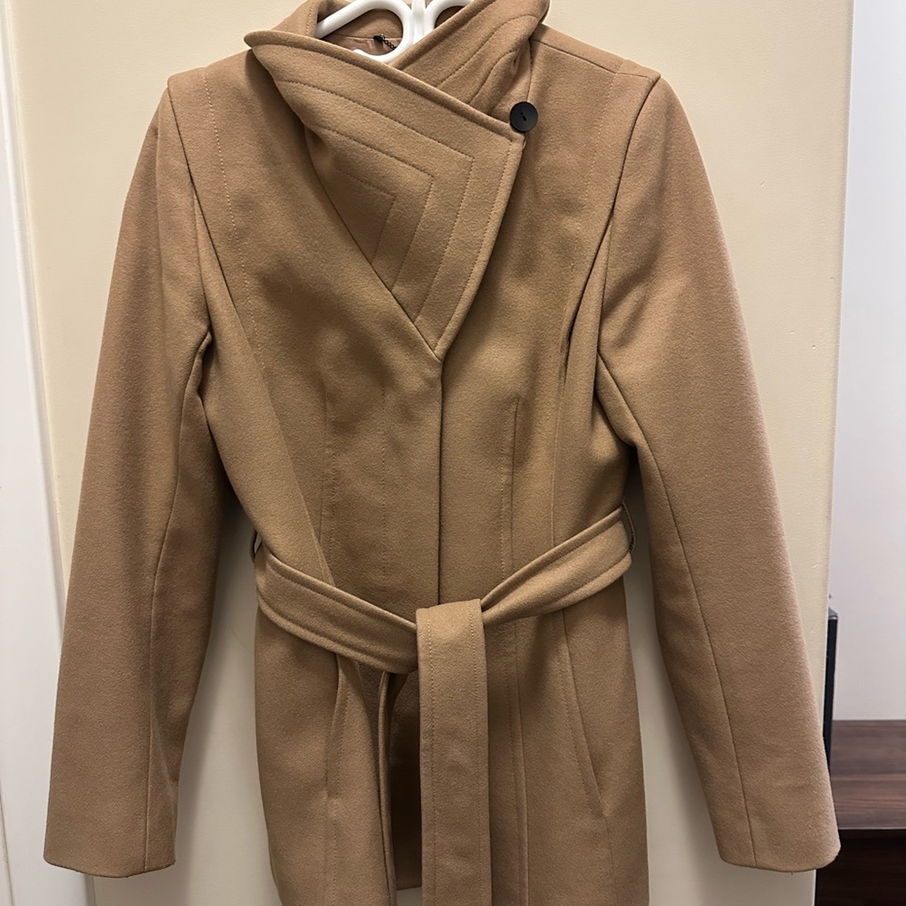 Aritzia medium wool coat. Beautiful coat used a handful of times no longer fits.